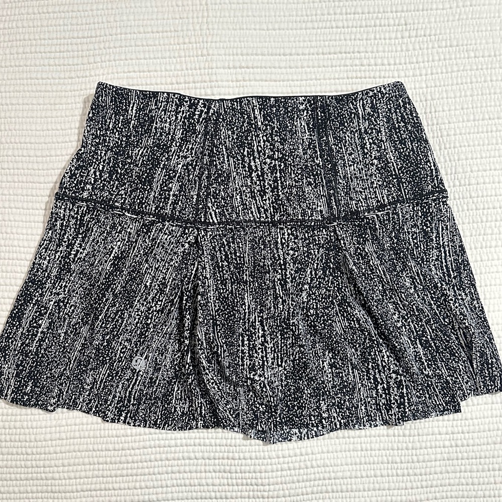 Lululemon Lost In Pace Skirt 
Air Time White Black